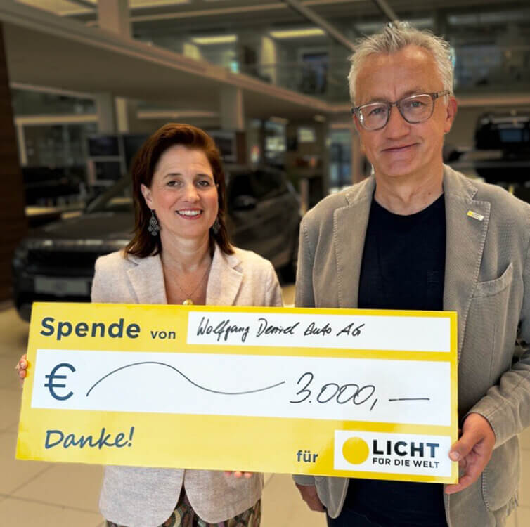 Alex Buchinger mit Barbara Weiss von Denzel bei der Spendenscheckübergabe von 3000 €