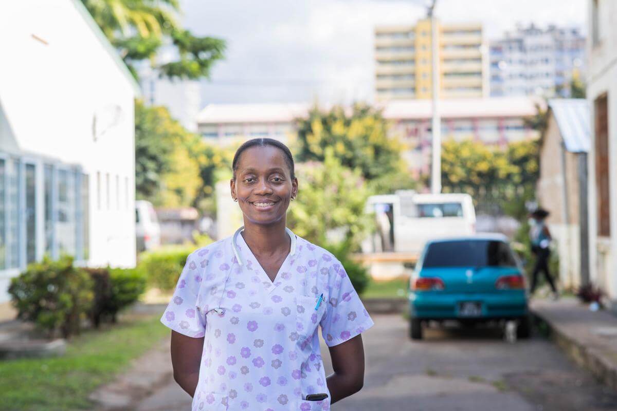 Dr.a Tapuwa Gundana, eine von Licht für die Welt unterstützte Augenärztin, vor dem Zentralspital Maputo