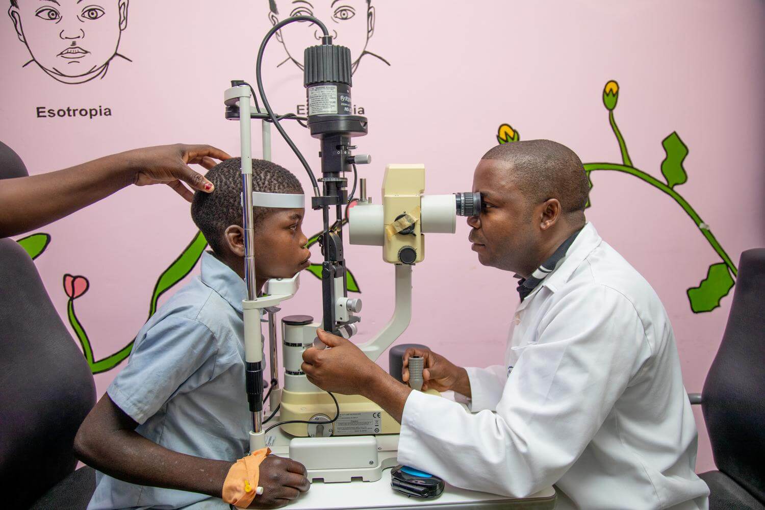 Dr. Vasco da Gama bei der Untersuchung eines Kindes in der Augenklinik des Krankenhauses in Quelimane, Mosambik.