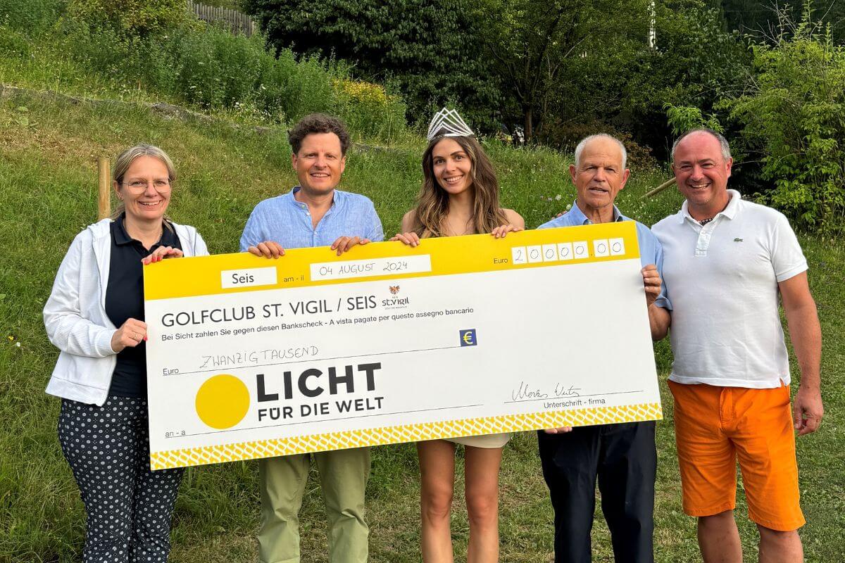 Barbara Neumair, Philipp Überbacher, "Zett"-Miss Südtirol Mara Kerschbaumer, Organisator Markus Wenter und Dieter Grumer (Würth Italia GmbH) bei der Spendenscheckübergabe