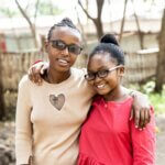 Senayet und Nigest mit ihren Brillen, die sie im Rahmen des Programmes für Augengesundheit von Light for the World bekommen haben