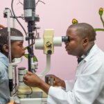 Ein Junge und ein Augenarzt bei der Augenuntersuchung