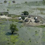 Hütten mit Strohdach in einem Sumpfgebiet im Südsudan