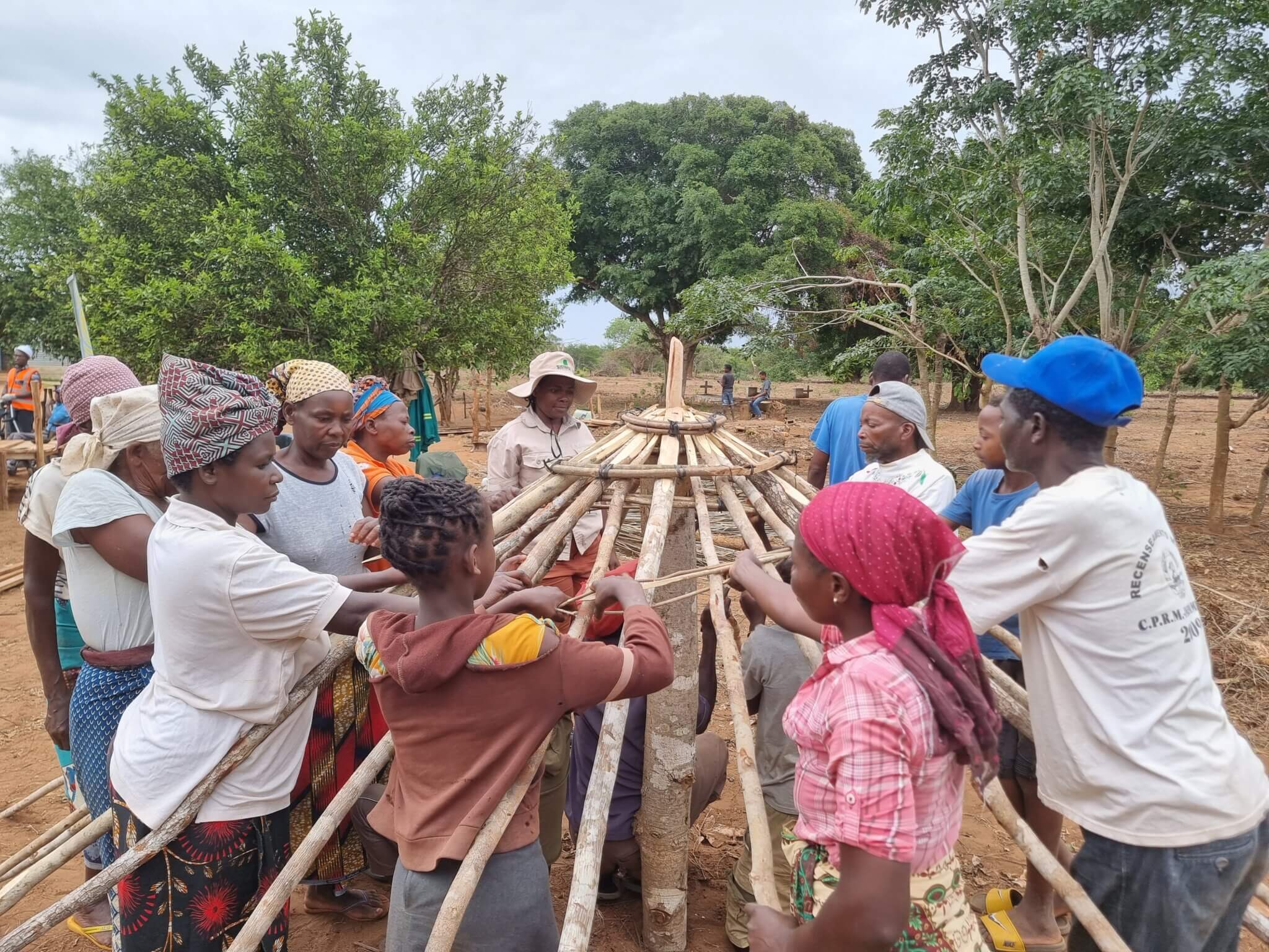 Bei einer Schulung in Mosambik wird ein barrierefrei zugängliches Lagerhaus gebaut. Männer und Frauen mit Behinderungen bauen gemeinsam die Dachkonstruktion (c) Graca Maria Folege.