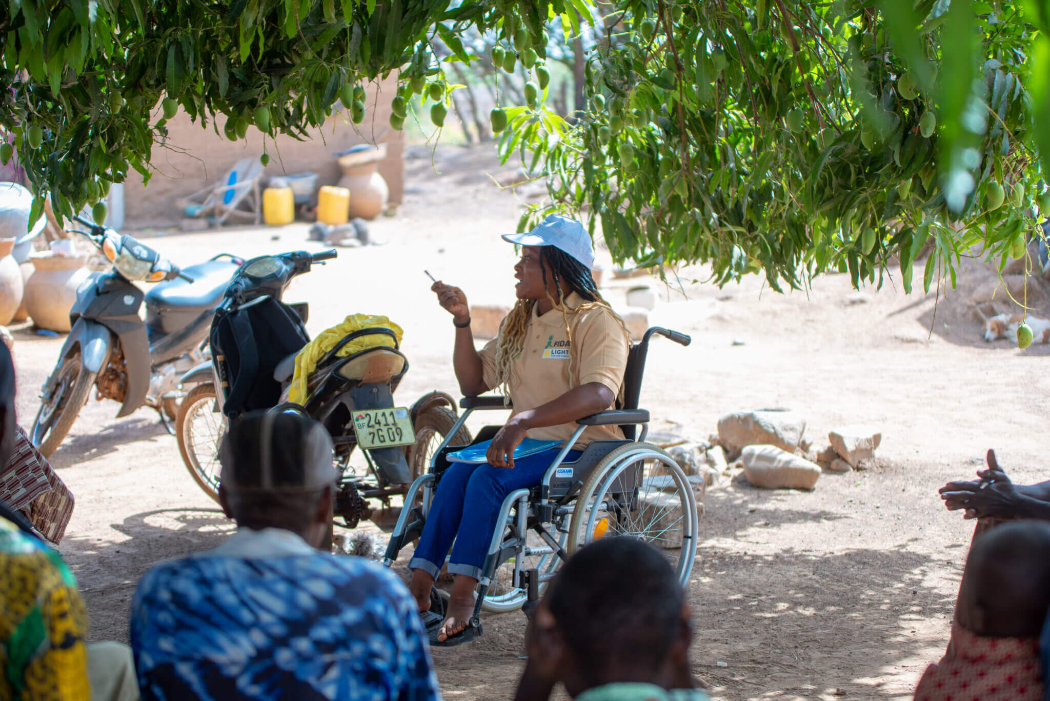 Inklusionsberaterin Brigitte Dah aus Burkina Faso erklärt den teilnehmenden Frauen und Männern mit Behinderungen
