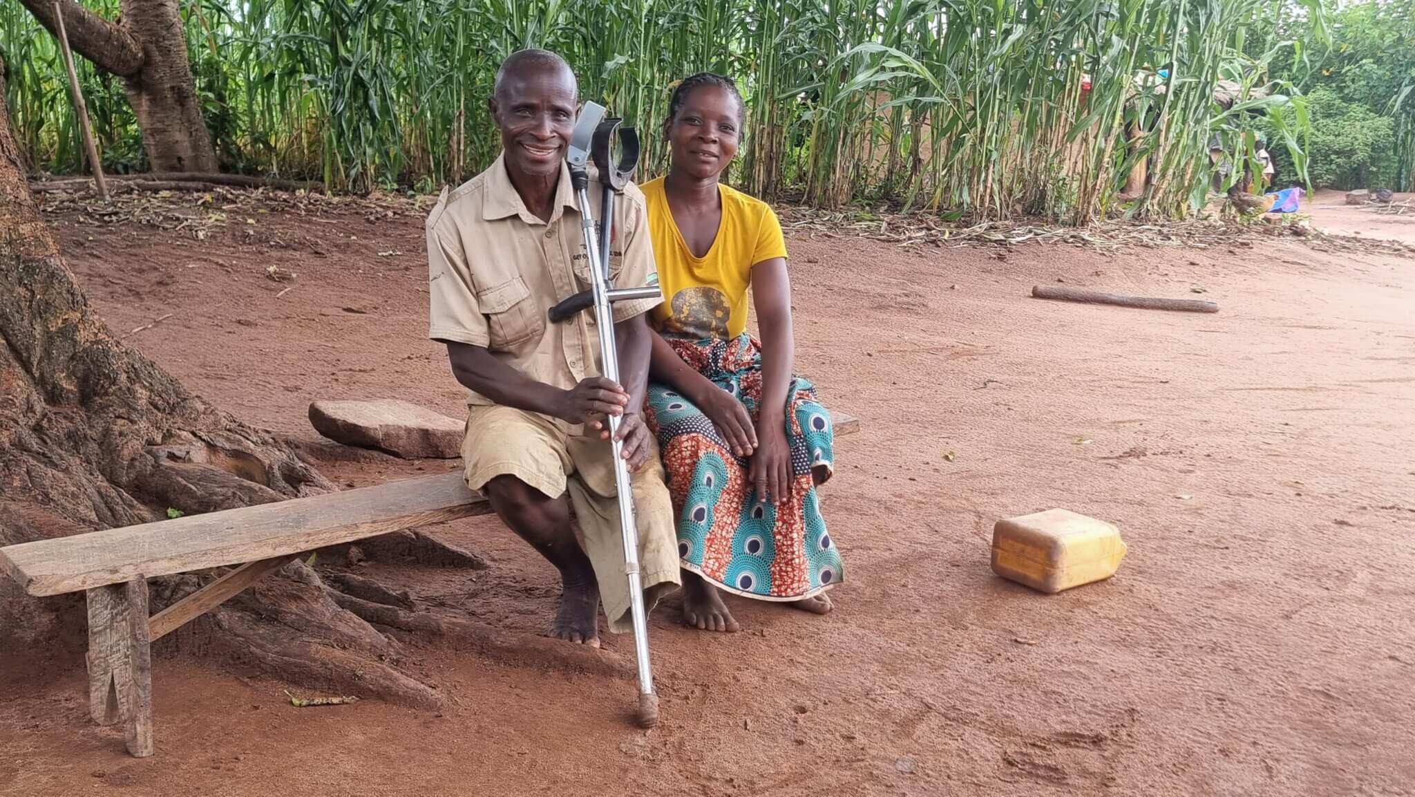 Marcelino Fornela Alfai aus Mosambik und seine Frau. Der Landwirt lebt mit einer körperlichen Behinderung und hat an einer Schulung von Light for the World teilgenommen.