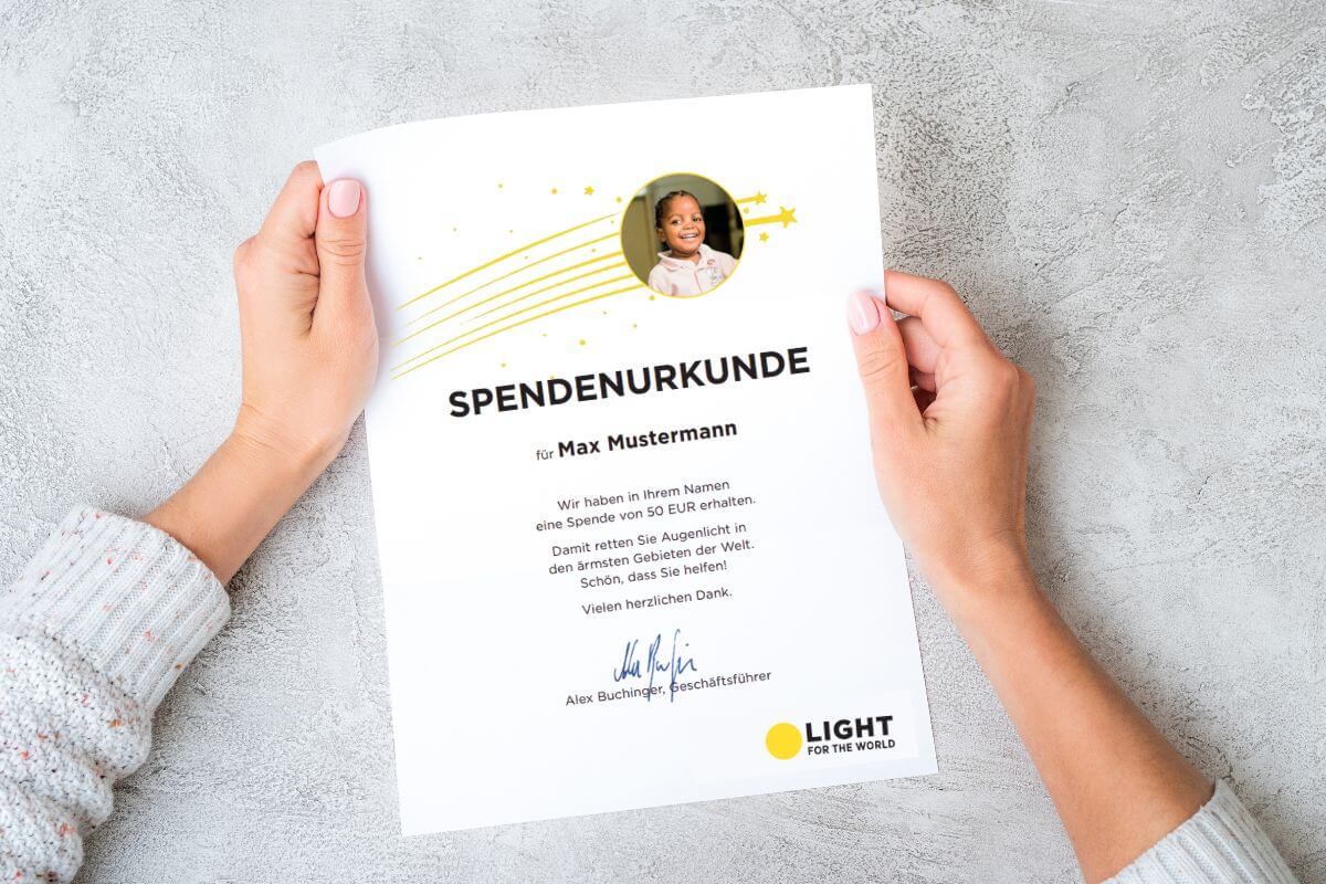 Beschenkte Person hält Spendenurkunde in der Hand